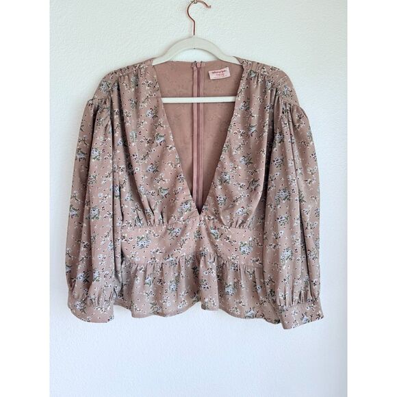Showpo. Never As Easy V Neck 3/4 Puff Sleeve Cropped Floral Blouse in Taupe Pink - Picture 3 of 11